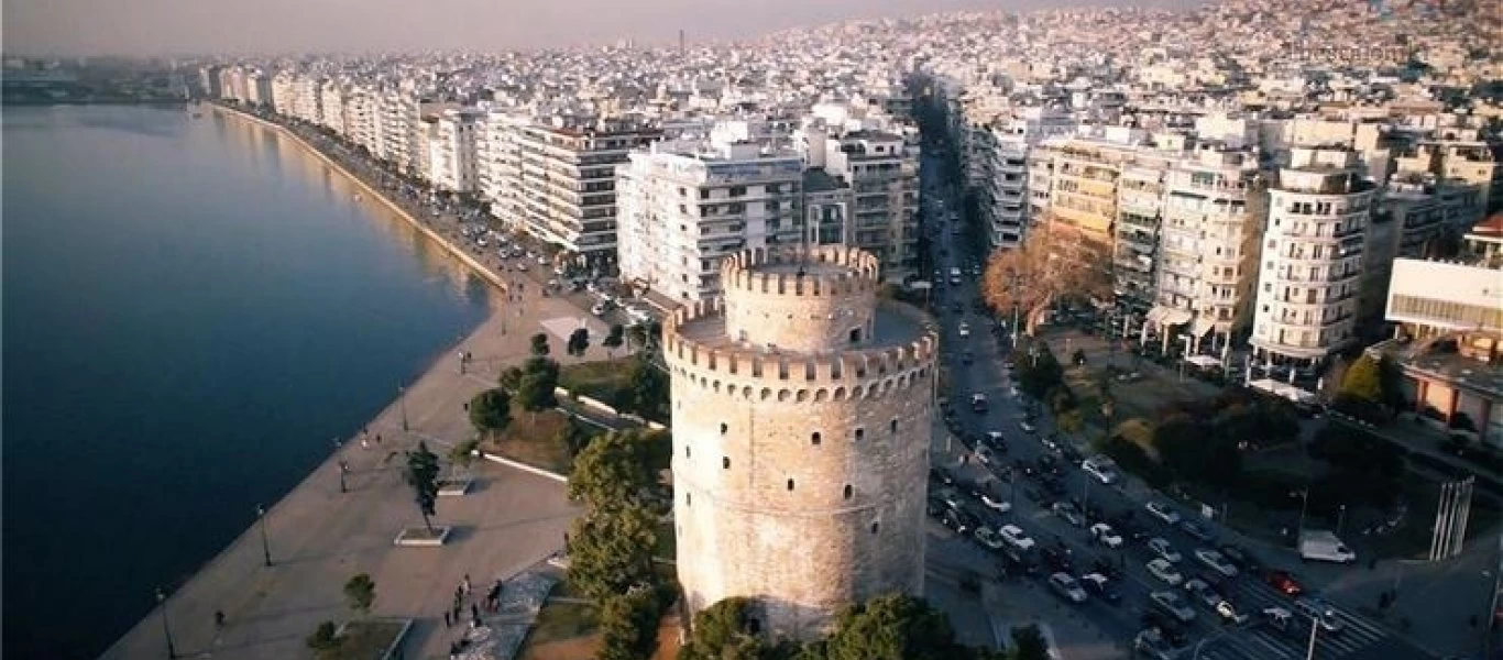 Θεσσαλονίκη: Πολίτες συγκεντρώθηκαν στο άγαλμα του Εμμανουήλ Παπά για να τιμήσουν τα 200 χρόνια από το 1821